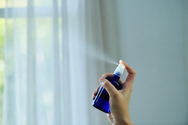 ルームミストの使い方｜使用時の注意点とおすすめのアロマオイルも